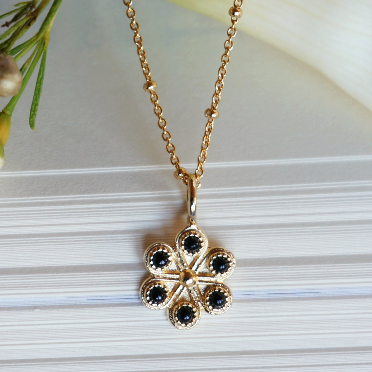 18K Gold Iris Necklace - Onyx