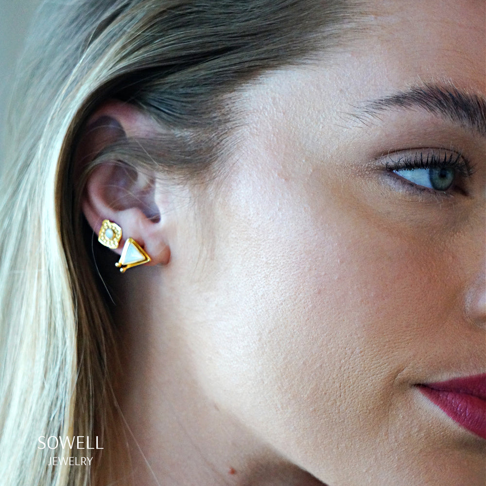 
                  
                    Hanale 18k Gold Earrings - Mother of pearl
                  
                