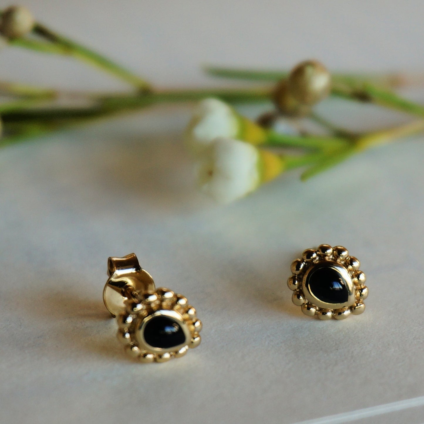 SOWELL JEWELRY Maya teardrop stud earrings in 18k gold plated metal with black onyx stones and beaded detail