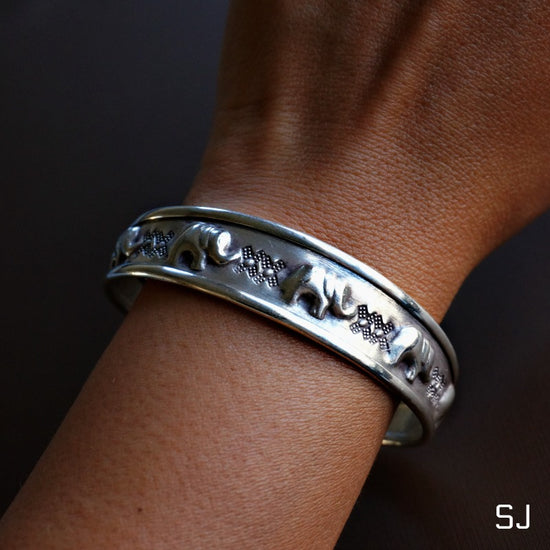 Load image into Gallery viewer, Daudi Silver Elephant Bracelet - SOWELL JEWELRY
